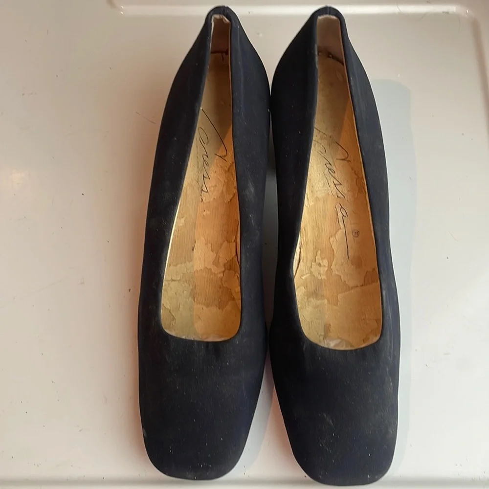 Vintage 1990’s Carissa Heels navy pumps size 7 1/2